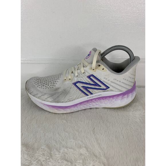 New Balance Vongo v5 Women’s Size 6.5 White Purple Running Shoes - Picture 4 of 9